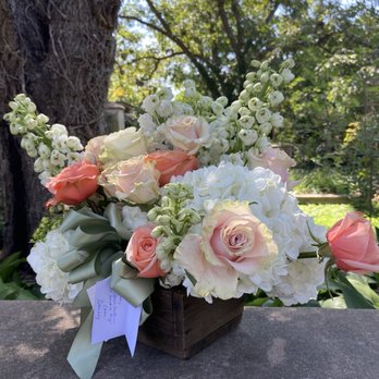 Maggie Gillespie Designs - Fresh flower arrangement from Maggie Gillespie Designs in Fredericksburg, Texas. - Wedding Planning Near Me - Fredericksburg, Texas Maggie Gillespie Designs - Fresh flower arrangement from Maggie Gillespie Designs in Fredericksburg, Texas. - Wedding Planning Near Me - Fredericksburg, Texas