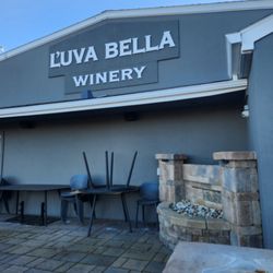 L'uva Bella Winery - Great patio so I'll have to come back when the weather is warm.