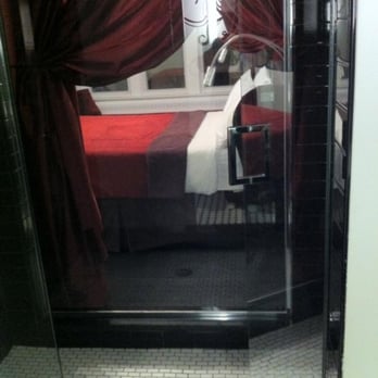 Hotel Chez Swann - Peekaboo Shower - Hotels Near Me - Montreal, Quebec Hotel Chez Swann - Peekaboo Shower - Hotels Near Me - Montreal, Quebec