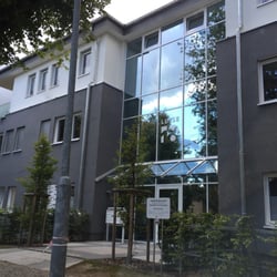 Viola Zielke - Der Zahnarzt befindet sich im Erdgeschoss links ... Blick von draußen aufs Praxis Haus