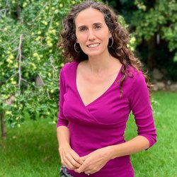Hi, I'm Carrie and I help people learn to eat colorfully for their most vibrant life!