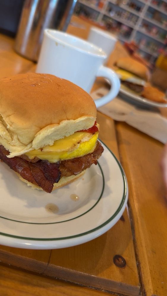 Golden Russet Cafe & Grocery Logo