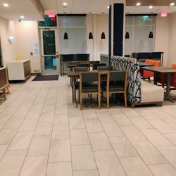 Holiday Inn Express & Suites - Hollister