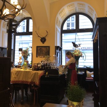 Zum weißen Rauchfangkehrer - Tables and ambiance - Austrian Near Me - Vienna, 9 Zum weißen Rauchfangkehrer - Tables and ambiance - Austrian Near Me - Vienna, 9