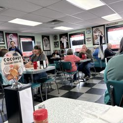 Boomerang Diner - The restaurant was full. We managed to get the last available table.