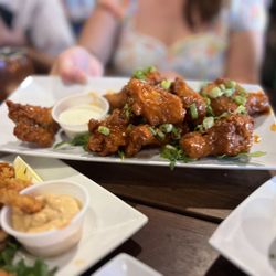 Hop DeVine - Buffalo wings rating, the best I've ever had!!