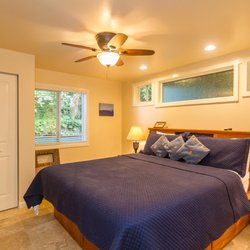 Hana's Tradewind Cottages - Hana Beachfront Hale master bedroom with king size bed