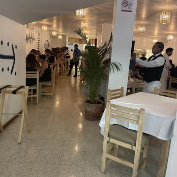Entremar - Inside. LOTS of turnover of tables, and there was a small crowd of 10-15 people outside waiting for their tables - Mexican Near Me - México, D.F., DIF