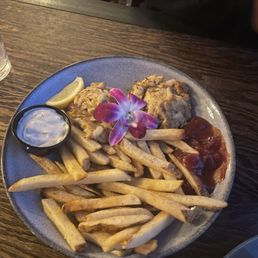 Crab cakes with fries