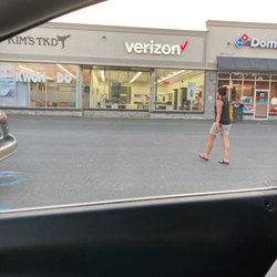 Verizon - This is a photo of a store you should avoid they're very misleading