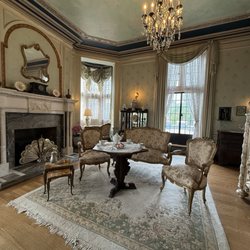 Casa Loma - Bedroom with seating area