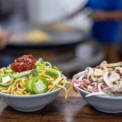 Su's Mongolian BBQ - Queuing Up