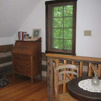 Shenandoah River Cabins - Tavern River Cabin bedroom upstairs - Vacation Rentals Near Me - Luray, Virginia Shenandoah River Cabins - Tavern River Cabin bedroom upstairs - Vacation Rentals Near Me - Luray, Virginia