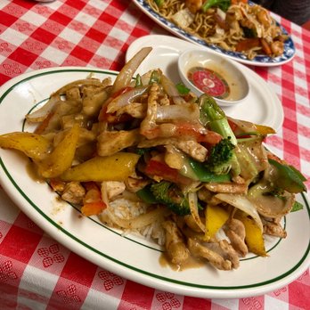 Bea's Wok N Roll - Shrimp noodles spicy curry chicken - Vietnamese Near Me - DeKalb, Illinois