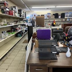 Laylas Thrift Shop - Large interior