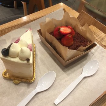 Tous Les Jours - Sliced Blueberry Yogurt Cloud and Spoonable Strawberry Cake - Bakeries Near Me - Dublin, California Tous Les Jours - Sliced Blueberry Yogurt Cloud and Spoonable Strawberry Cake - Bakeries Near Me - Dublin, California