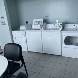 Cooper River Marina - Lounge and washers/driers
