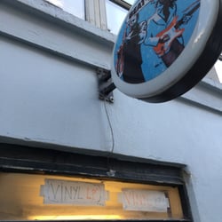 Beat Bop Pladeforretning - Netter kleiner Plattenladen. Es gibt schon Vinyl Platten ab20 Krinen