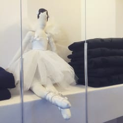 La Bottega di Popommo - Una simpatica ballerina che decora il negozio