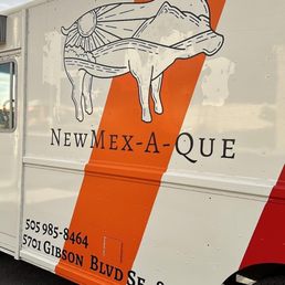 ows a food truck parked in a parking lot