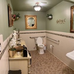 Deja Vu Breakfast Company - Bathroom