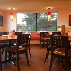 Pizza Hut - Nice modern dining room