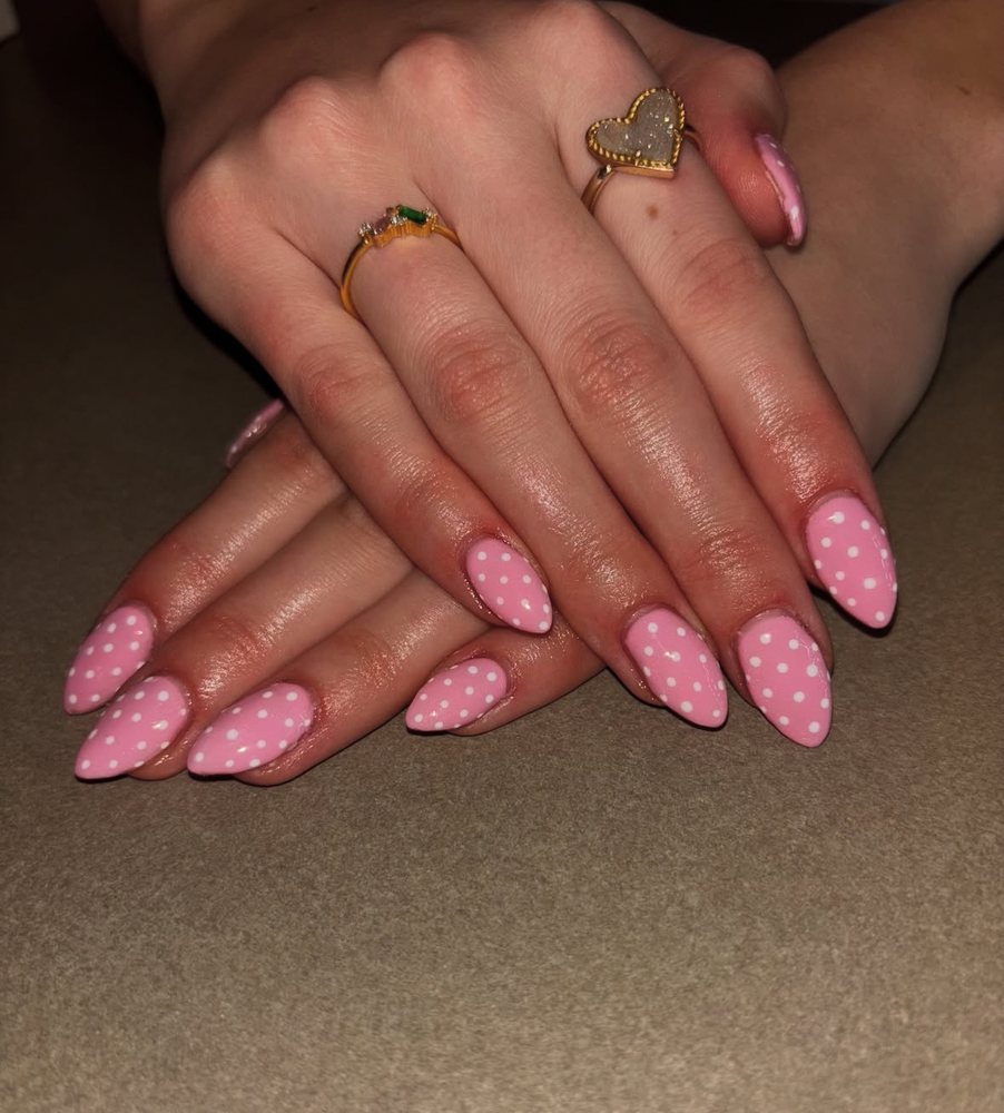 Nails By Em Logo