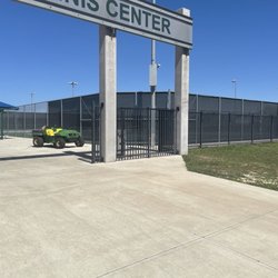 Anne-Marie Tennis Center - Clean grounds