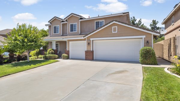 Exterior Photography - Homes with professional photography get 61% more online views. Call today to schedule your next appointment and make your listing stand out!