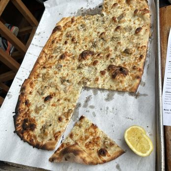 BAR - Clam pie - Pizza Near Me - New Haven, Connecticut