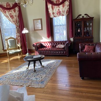 Commodore Inn at Clifton - Living room - Bed & Breakfast Near Me - Clifton, Tennessee Commodore Inn at Clifton - Living room - Bed & Breakfast Near Me - Clifton, Tennessee