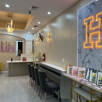 H Nail Bar - Spacious and bright nail polish area and waiting area - Nail Salons Near Me - Plainview, New York