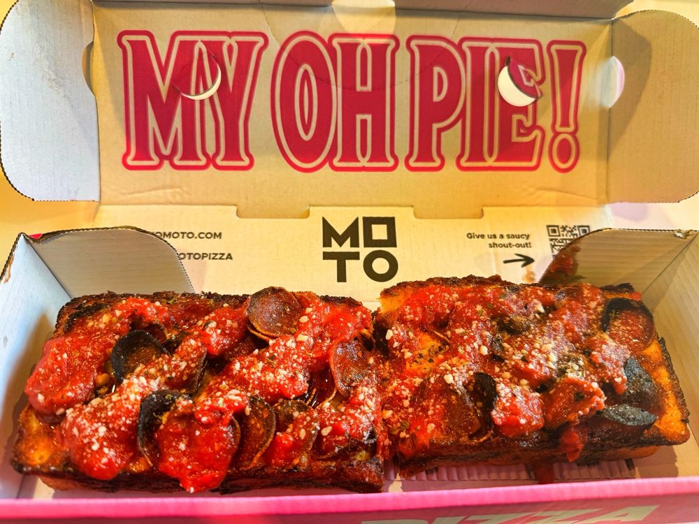 Moto Pizza Logo