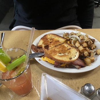 Gravy - Bacon and Tomato Fried Egg Sandwich and Bloody Mary - American Near Me - Portland, Oregon