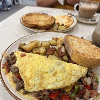 Helic International Bistro - All meat omelette and classic breakfast - Italian Near Me - Sacramento, California