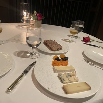 La Mer - Chariot de Fromages, et Fruits Sec Cheese Chariot - French Near Me - Honolulu, Hawaii