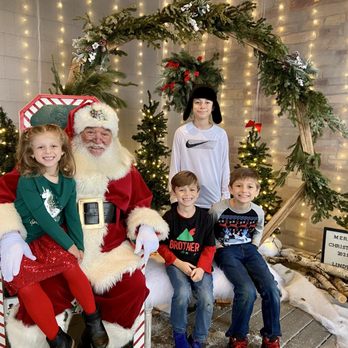 Lindy's Landing - Santa visit - American Near Me - Wauconda, Illinois