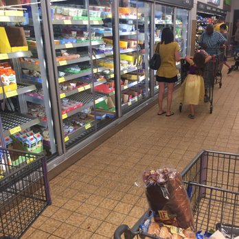 ALDI - people shopping in a grocery store - Grocery Near Me - Sumter, South Carolina