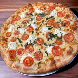 Bella Lucia - Pizza Margherita: Fresh Mozzarella, Tomatoes, Basil, Salt + Olive Oil