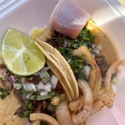 Tres Reinas Market - Carnes asada tacos