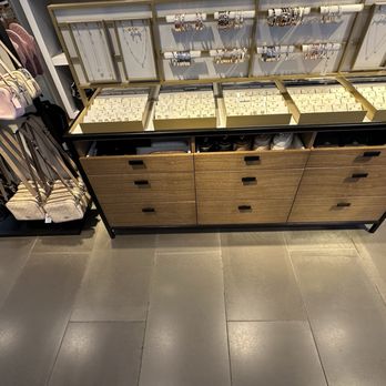 Coach - Cross body purses, necklaces, bracelets, makeup bags "drawers" , earrings - Leather Goods Near Me - Lake Arrowhead, California Coach - Cross body purses, necklaces, bracelets, makeup bags "drawers" , earrings - Leather Goods Near Me - Lake Arrowhead, California