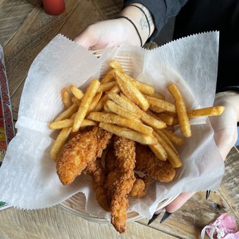 The Castle - Chicken fingers and fries - Cafes Near Me - Beverly, Massachusetts