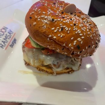 Gordon Ramsay Burger Las Vegas - Hell's Kitchen burger - Burgers Near Me - Las Vegas, Nevada Gordon Ramsay Burger Las Vegas - Hell's Kitchen burger - Burgers Near Me - Las Vegas, Nevada
