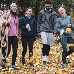 Original Bootcamp - Lächelnde Gruppe im Outdoor Fitnesskurs von Original Bootmcamp