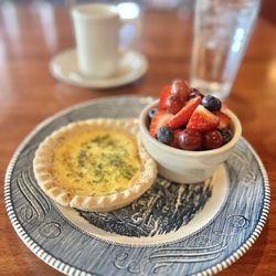 Artists Colony Restaurant - Quiche and fruit
