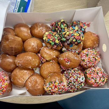 Randy's Donuts - Glazed Rounds, Iced Rounds??? - Donuts Near Me - Inglewood, California
