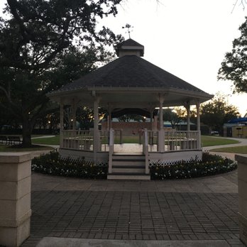 Bellaire-Zindler Park - Central pavilion with open air stage in the background. - Parks Near Me - Bellaire, Texas