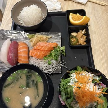 Tanoshi Japanese Bistro - Sushi Bars Near Me - Walnut Creek, California