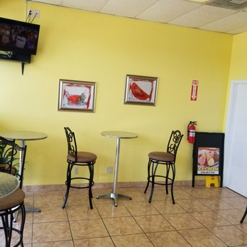Smoothielicious - a restaurant with tables and chairs - Juice Bars & Smoothies Near Me - Houston, Texas