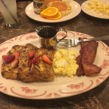 Maggiano's - Italian Near Me - Friendswood, Texas